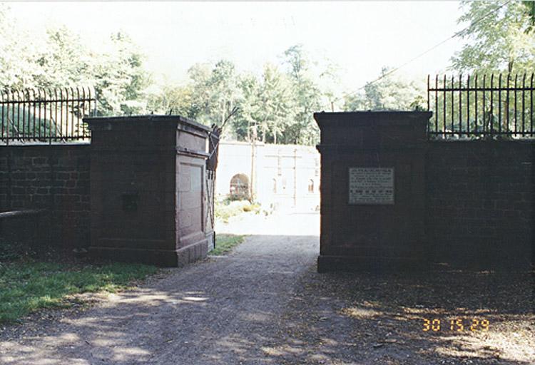 Le portail extérieur de l'ouvrage : piliers de grès, porte en fer.