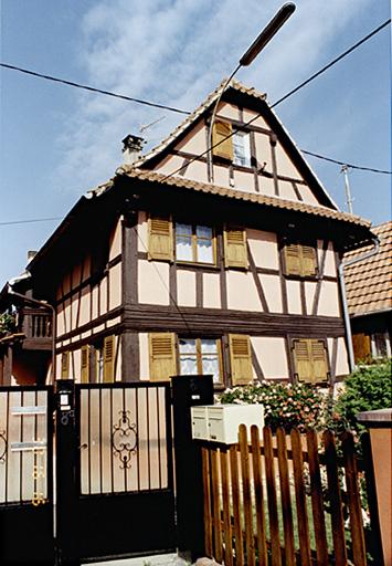 Ferme datée 1844, 8 rue du Soleil.