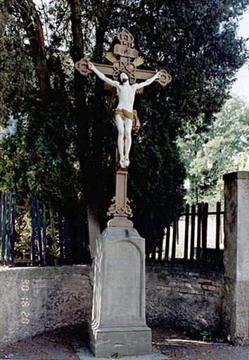 Croix monumentale A datée 1880, 2 rue de la Montée.