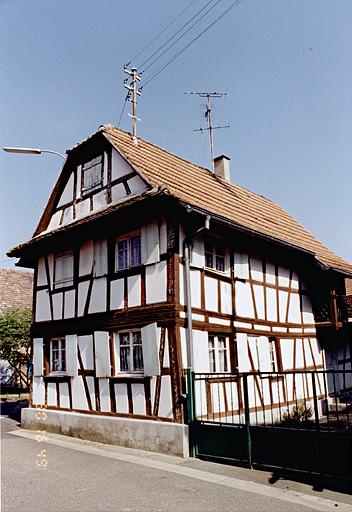 Vue de trois-quarts du logis.