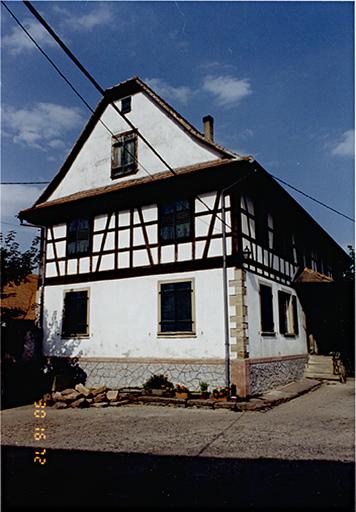 Ferme datée 1846, 26 rue Bourgend.