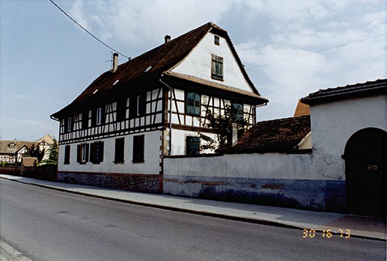 Ferme datée 1846, 26 rue Bourgend.