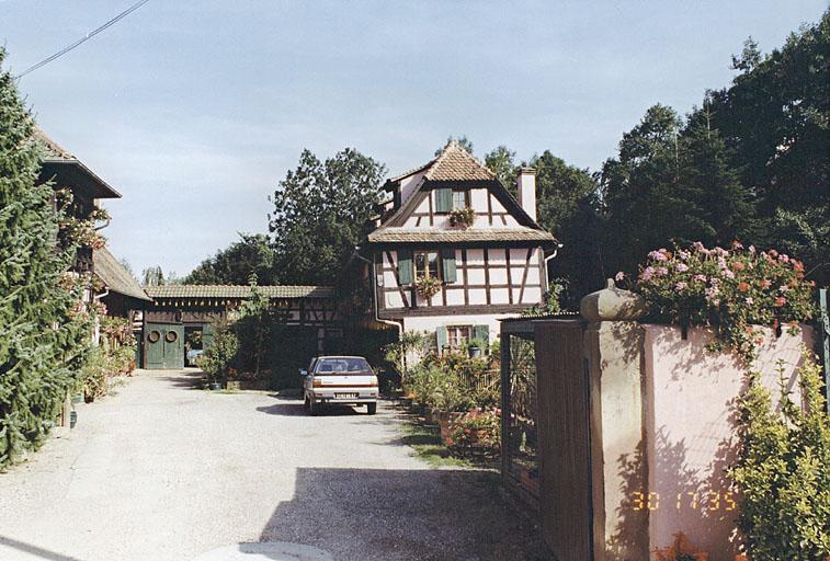 La dépendance contenant le logis secondaire.