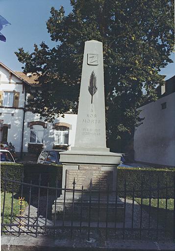 Monument aux morts pour les victimes des deux guerres mondiales, rue de la Mairie.
