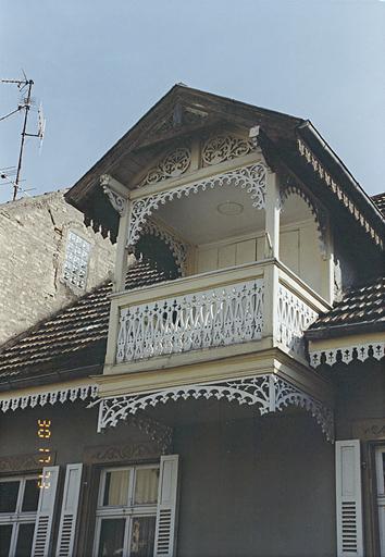 Maison à lucarne-balcon, 46 rue de la Mairie. Maison natale du poète Maxime Alexandre.