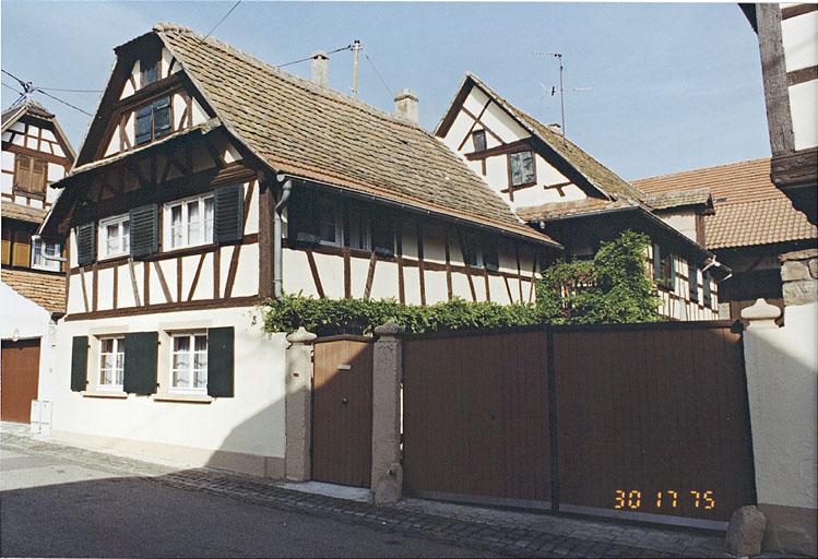 L'auberge avec dans son prolongement le logis secondaire.