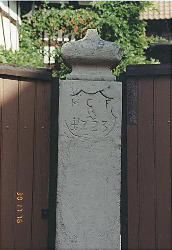 Le poteau de la porte piétonne.
