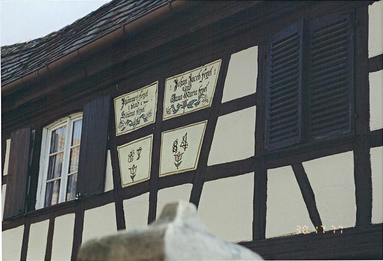 L'inscription peinte sur le logis.