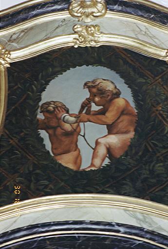 Putti jouant, tableau du couronnement de l'autel nord.