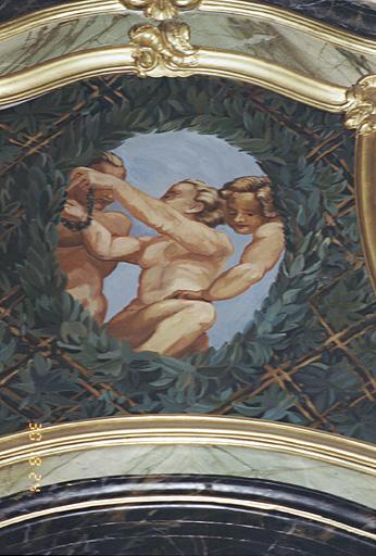 Putti jouant, tableau du couronnement de l'autel sud.