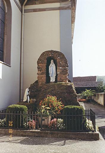 La grotte de Lourdes.