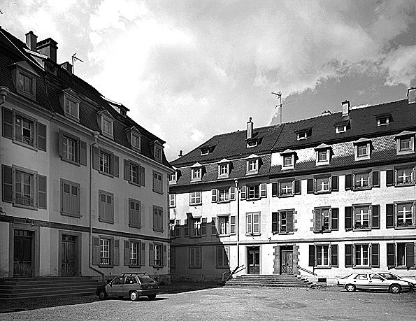 Hôtel de chanoinesses, vue de trois-quarts du groupe de bâtiments