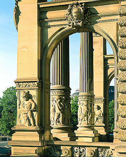 Vue de la loggia de trois-quart et bas-reliefs.