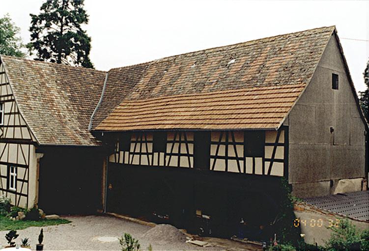Le hangar, la salle de bal à l'étage.