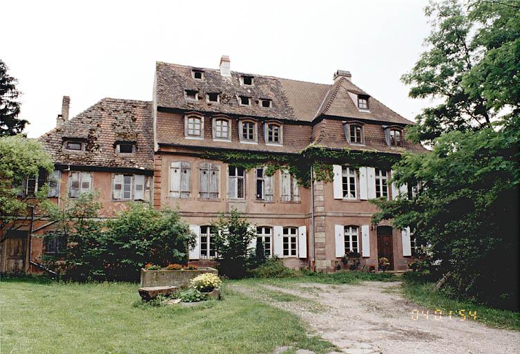 A droite le moulin, au centre le logis du maître, à gauche le logis secondaire.