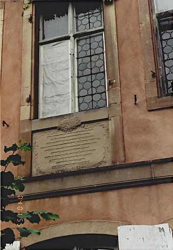 L'allège du logis contenant une inscription bûchée.