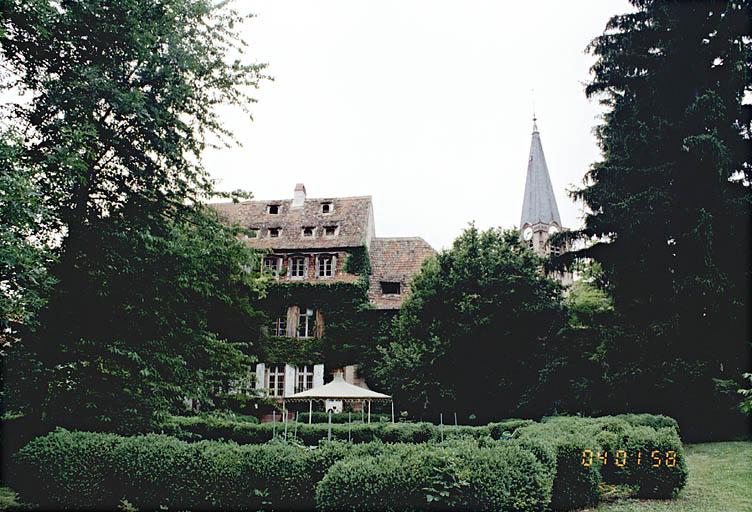 Vue lointaine des façades postérieures sur le parc.