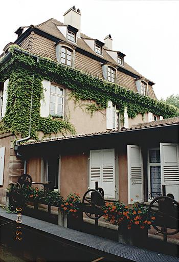 Le moulin et le bâtiment d'eau.