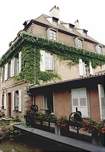 Le moulin et le bâtiment d'eau.