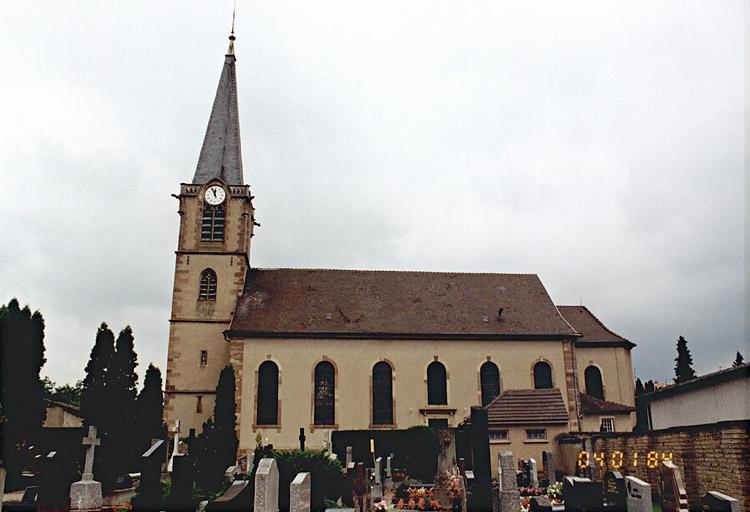 Vue d'ensemble de l'église et du cimetière.