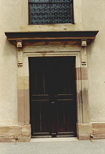 Vue de la porte latérale de la nef.