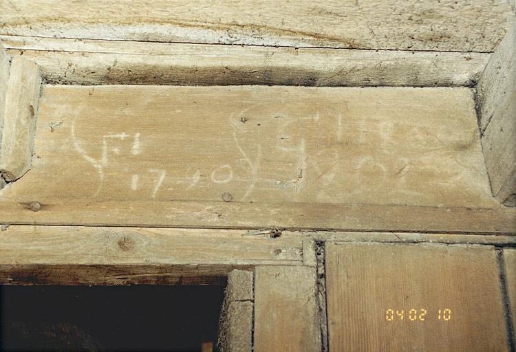 Linteau de porte des combles.