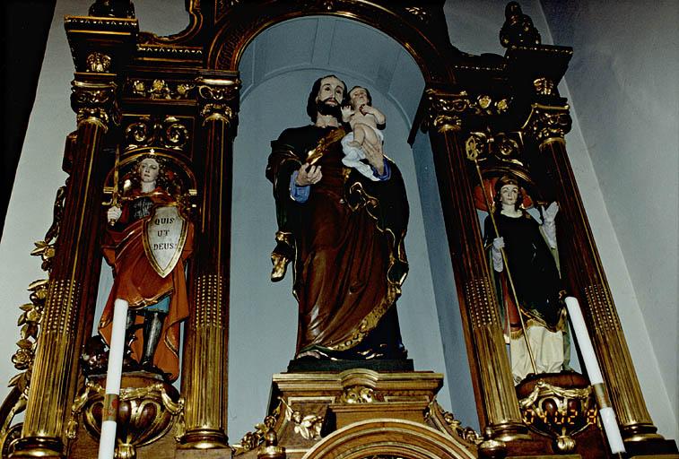 Vue des statues de saint Joseph, saint Michel et saint évêque.