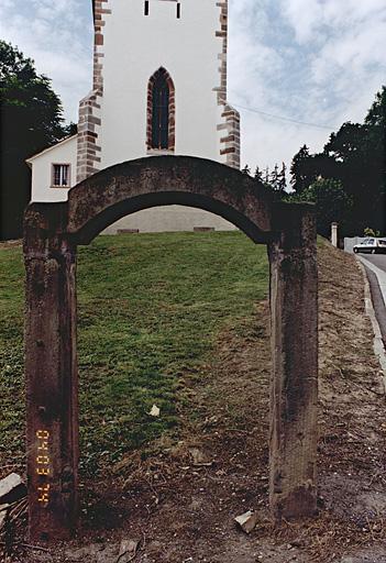 Vue de l'ancien portail du cimetière.