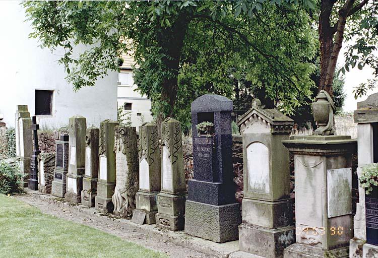 Monuments sépulcraux anciens regroupés dans l'ancien cimetière.