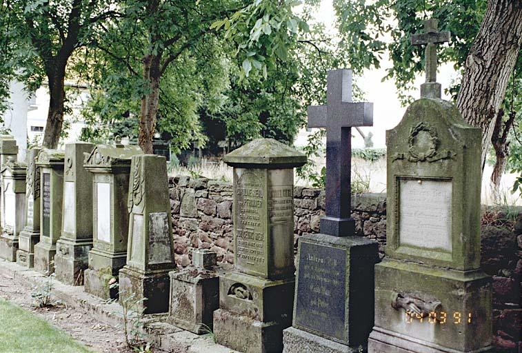 Monuments sépulcraux anciens regroupés dans l'ancien cimetière.