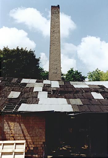 La cheminée d'usine.