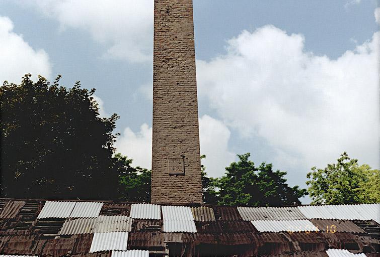 Cheminée d'usine.