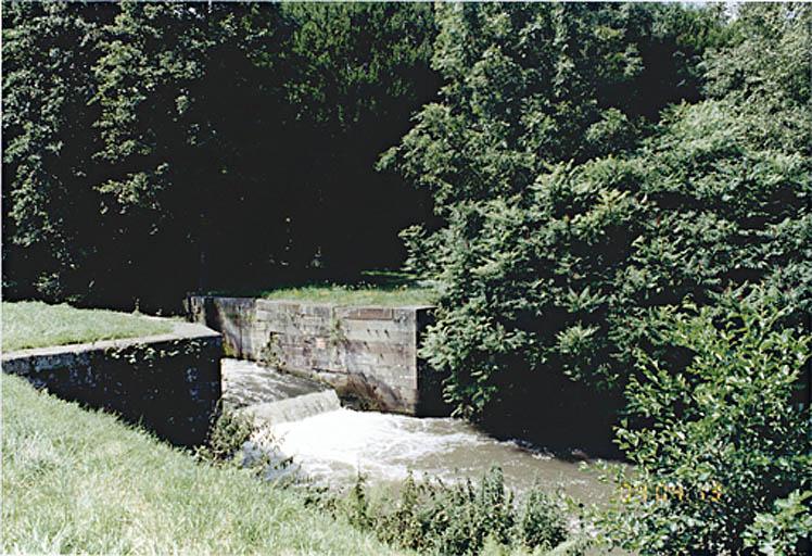 Vue du canal de la Bruche et des pierres de taille.