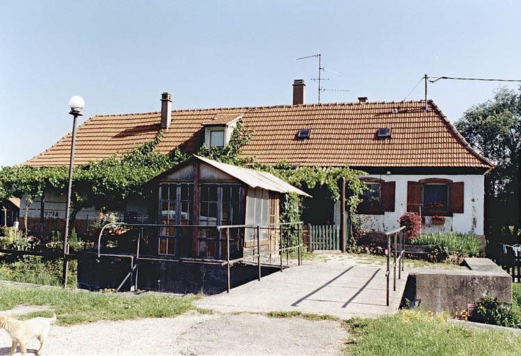 Vue de la façade latérale de la maison de l'éclusier.