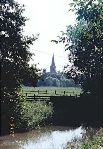 Vue lointaine de l'église.