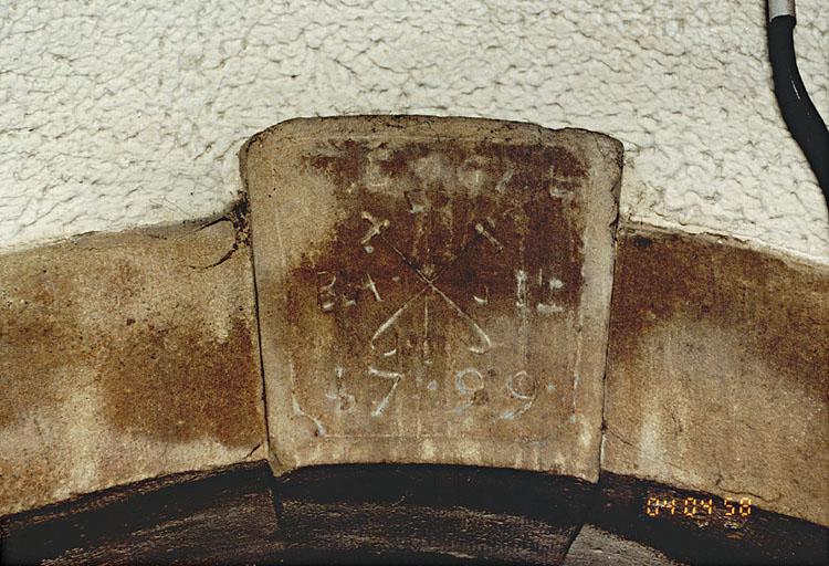 L'emblème de tonnelier sur un arc à l'intérieur de la maison.
