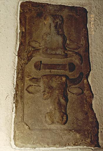 Les têtes de boeuf en demi-relief sur l'intrados d'un arc.