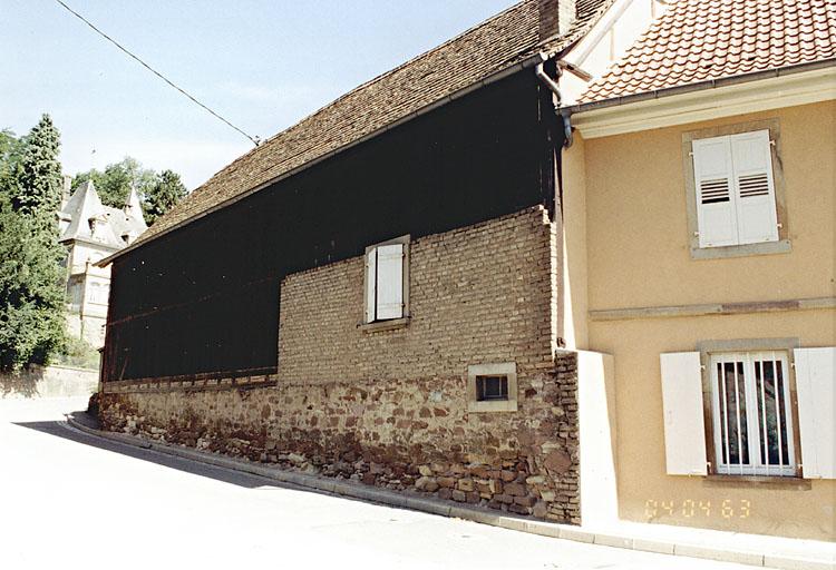 Ferme 1, rue de la Libération : le séchoir à tabac dans la rue du château.