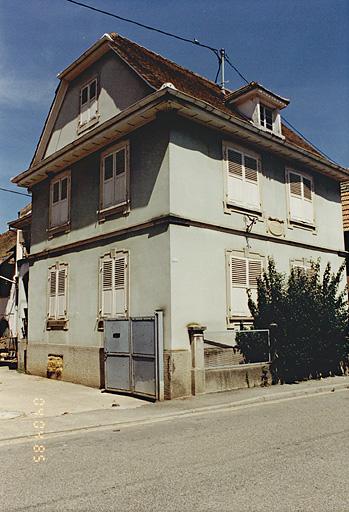 Ferme datée 1929, 13 rue du Quatorze Juillet.