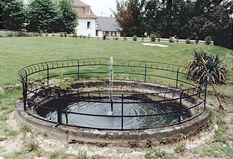 La fontaine.