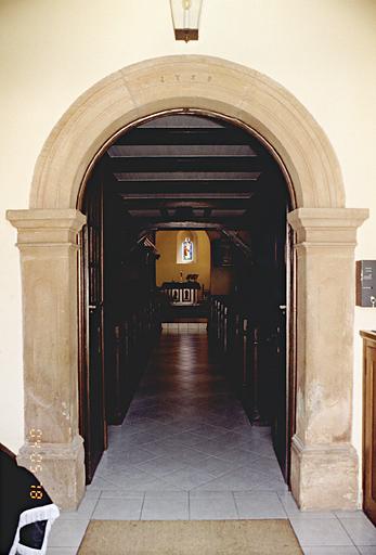 La porte d'entrée de la nef.