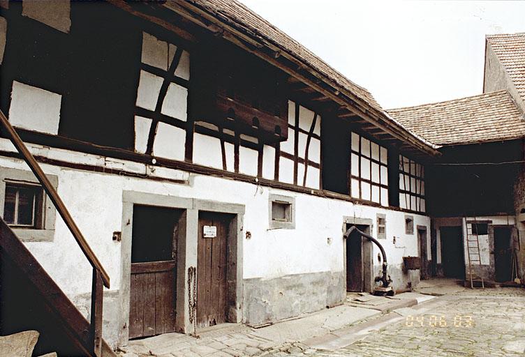 La façade sur cour des étables avec le pigeonnier.