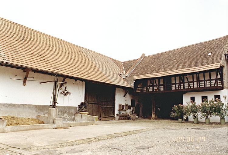 Le hangar et la grange, façades sur cour.