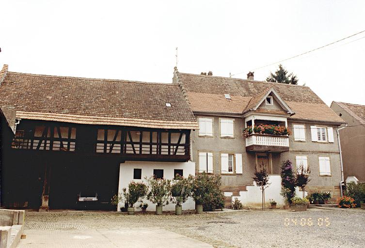 Le logis et le hangar, façades sur cour.