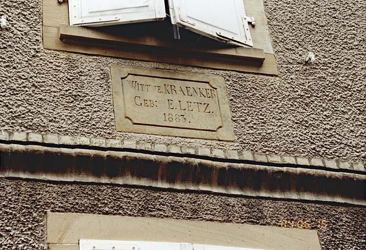 Détail de la table encastrée dans le pignon.