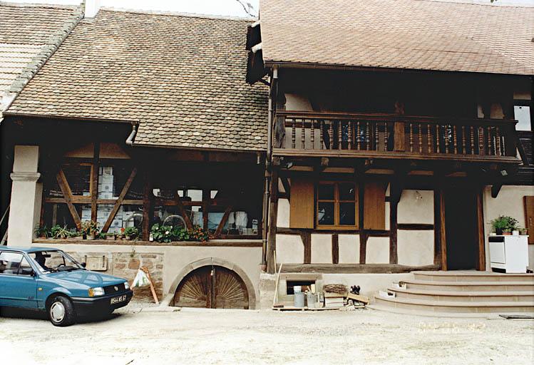 Le cellier surmonté du séchoir à houblon remanié.