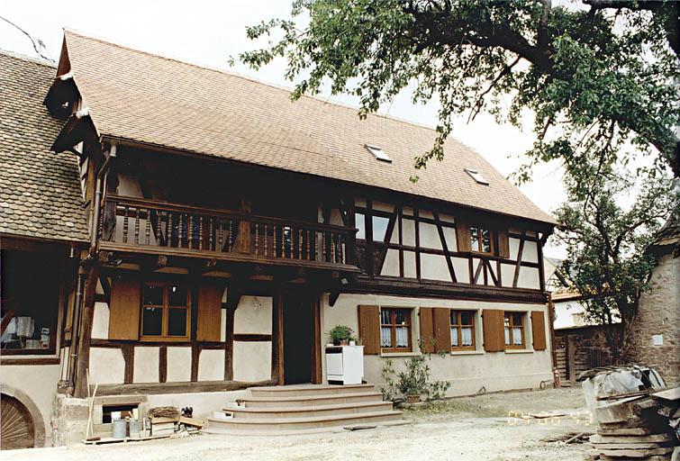 Vue de la façade sur cour du logis.
