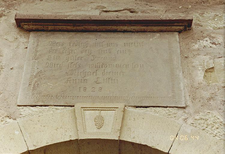 L'inscription au-dessus de la porte piétonne.