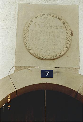 Ferme 7 rue Louis Pasteur : l'inscription au-dessus de la porte piétonne avec la date 1817.