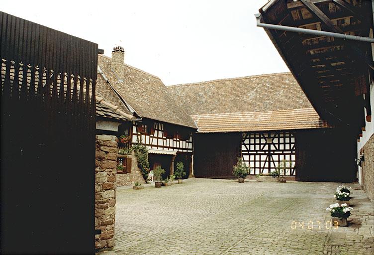 Ferme 2 rue Albert Schweitzer, la grange date de 1830.